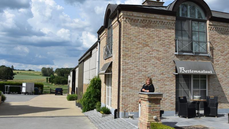 Zicht op een deel van de B&B van BertemNatuur met gastvrouw Linda Putseys  én op de achtergrond de groene omgeving.