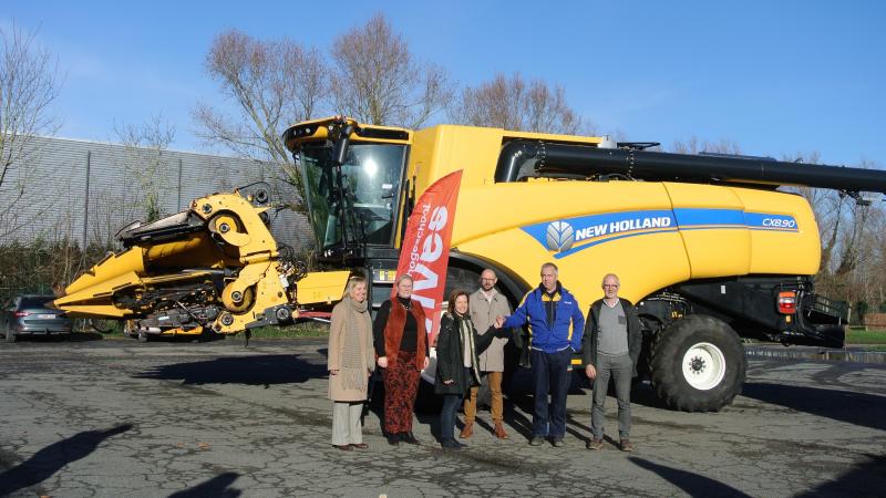 De aanwezigheid van recente landbouwmachines op de campus vormt een extra troef en wakkert de interesse van de studenten aan.