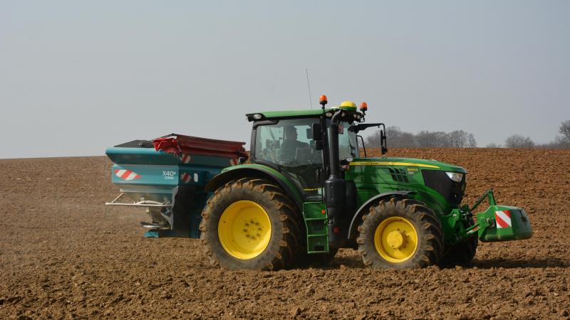 Het marktaandeel van John Deere springt voor het eerst over New Holland in de klasse 50 pk of meer.