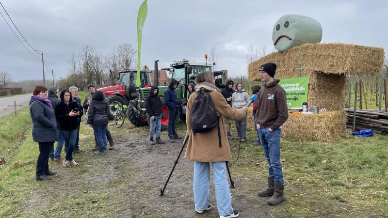 Landbouwers uiten op 19 februari hun ongenoegen tijdens de aanplantactie van Natuurpunt.