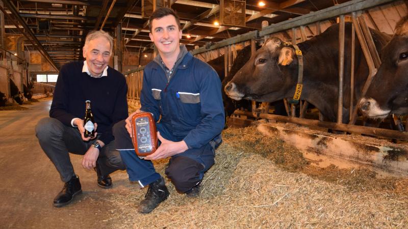 Philippe Van Assche, directeur van de brouwerij (links), en Stijn Anthonissen, bedrijfsleider van de boerderij, tonen 2 belangrijke producten van de abdij, het trappistenbier en -kaas.