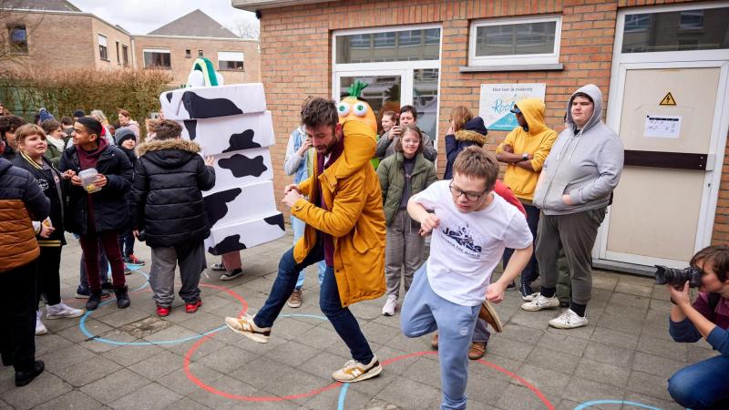 De leerlingen van de winnende school Sint-Franciscus in Roosdaal mochten uitdagingen aangaan tegen hun Ketnetheld Sieg De Doncker.