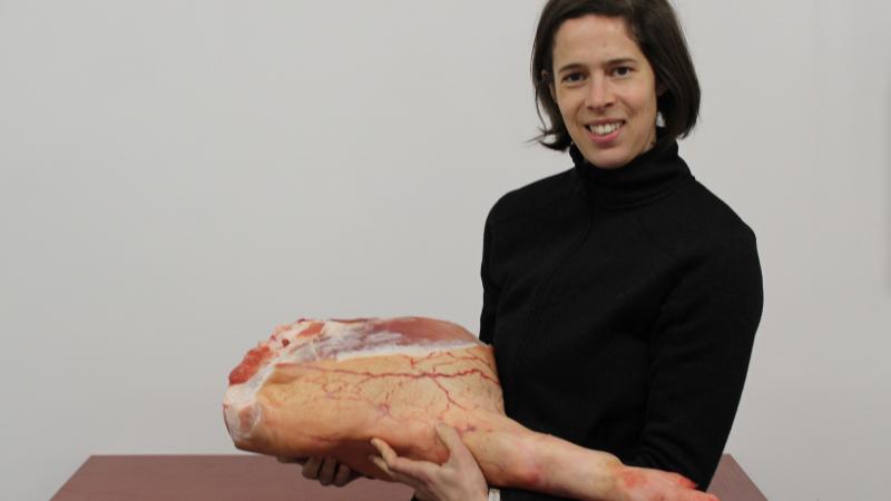 Vers vlees en charcuterie versnijdt en bereidt Stefanie Van Stappen op het Bagynhof zelf.