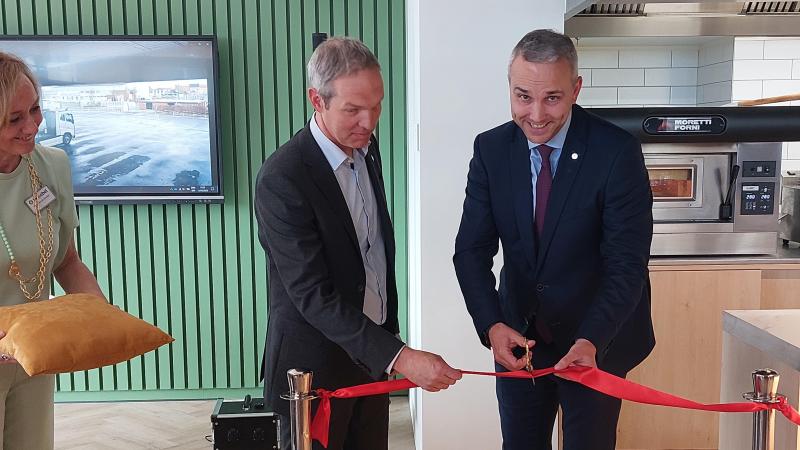 Europees parlementslid Tom Vandenkendelaere (r.) heeft samen met Francis Relaes (m.) van Milcobel op 11 mei het Mozzarella Experience Center officieel ingehuldigd.