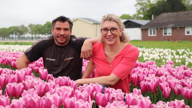 Stefan Aarnink en Herwine Wouters, met op de achtergrond het ouderlijke bedrijf van Stefan. Stefan: “Wij kozen bewust voor SPF. Dankzij de hogere diergezondheid scoor je net iets beter met je technische resultaten.”