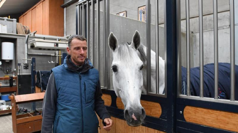 “Ik heb altijd tussen de dieren geleefd. Als kind hielp ik dagelijks mijn ouders met het melken, op het veld of met het verzorgen van de dieren. Ik stak graag de handen uit de mouwen.”