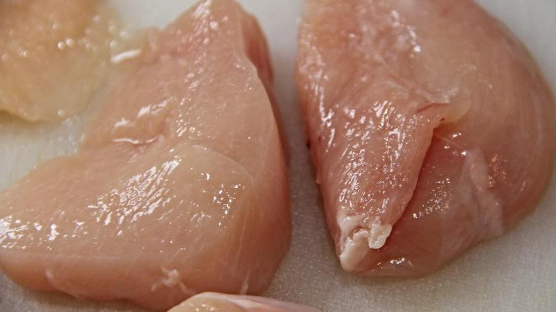 Wegens de hoge inflatie werden de prijzen voor onder meer suiker, bakolie en kipfilet op het niveau van oktober 2021 bevroren.