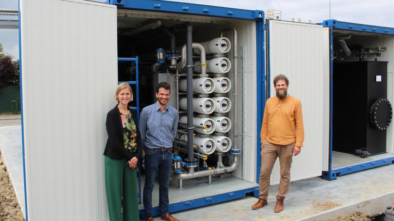 Lien Callewaert van BCZ (vanaf l.), Floriaan Van Mechelen van Pantarein Waterzuivering en Ruben Pype van Milcobel bij de nieuwe waterzuiveringsinstallaties.
