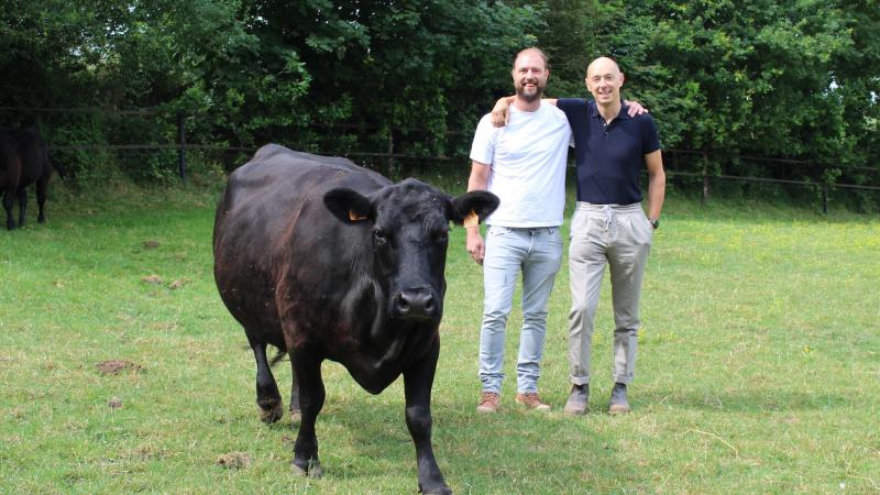 Arnaud Vandenbogaerde (rechts) en Ludovic Ghyselenrichtten samen Angus Grand Cru op.
