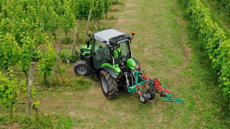 De 5 DF TTV-smalspoortractoren kunnen over vierwielbesturing beschikken.