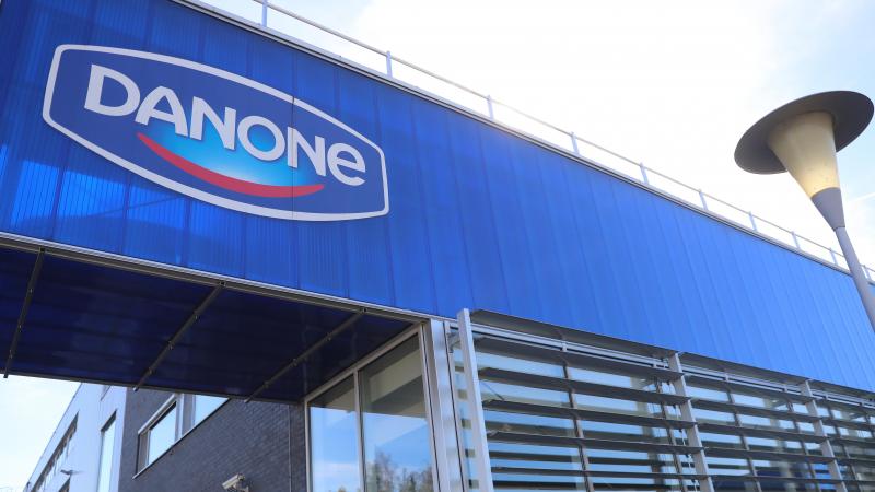 Danone heeft in het tweede kwartaal minder verkocht, maar haalde daar wel meer omzet en winst uit.