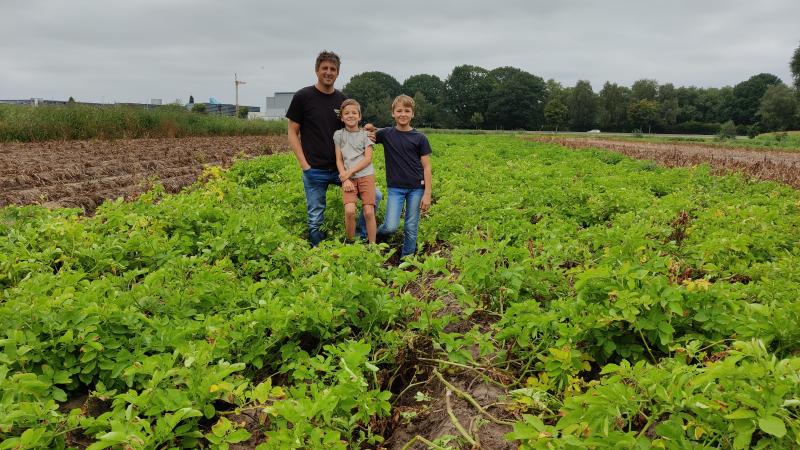 Raf neemt alles het liefst in eigen handen, aangezien hij zo perfect weet wat er gaande is op het bedrijf. “Mijn vrouw Kim helpt bij de oogst, en bij mijn kinderen Louis en Jules, die nog maar 12 en 8 jaar zijn, merk ik ook een gezonde interesse”,