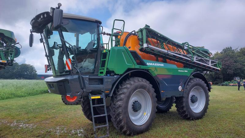 De Pantera 7004 is de nieuwste en grootste zelfrijdende spuit van Amazone.