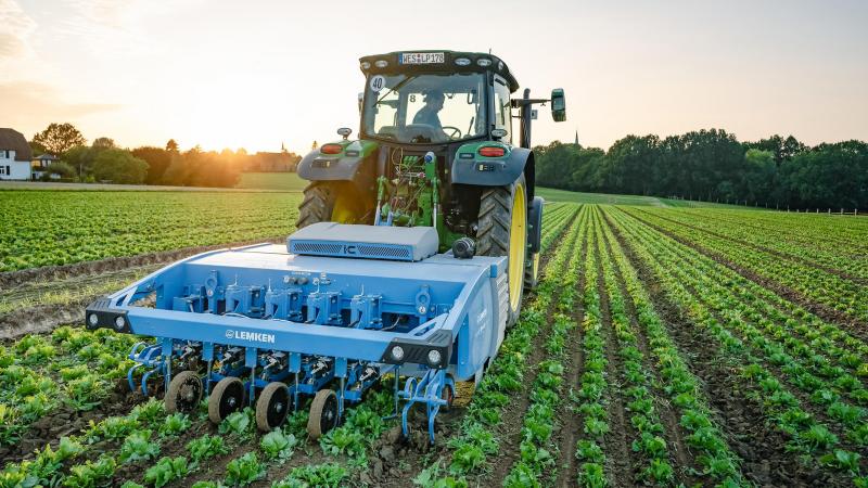 De IC-Weeder met Lemken-logo en -kleur.