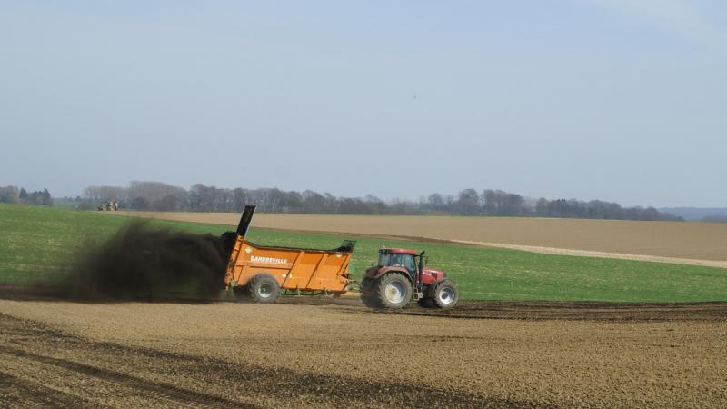Toedienen van compost blijkt vaak een eerste stap bij landbouwersom aan koolstoflandbouw te doen.