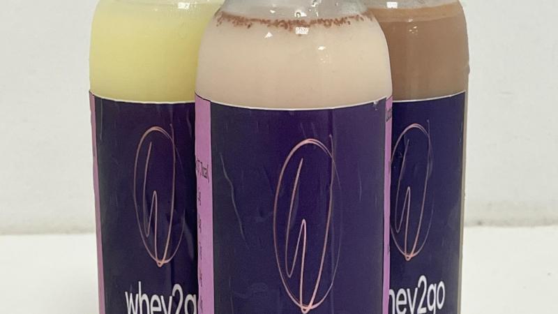 Whey2go is een ontbijtdrank die beschikbaar is in 3 verschillende smaken: aardbei, chocolade en vanille.