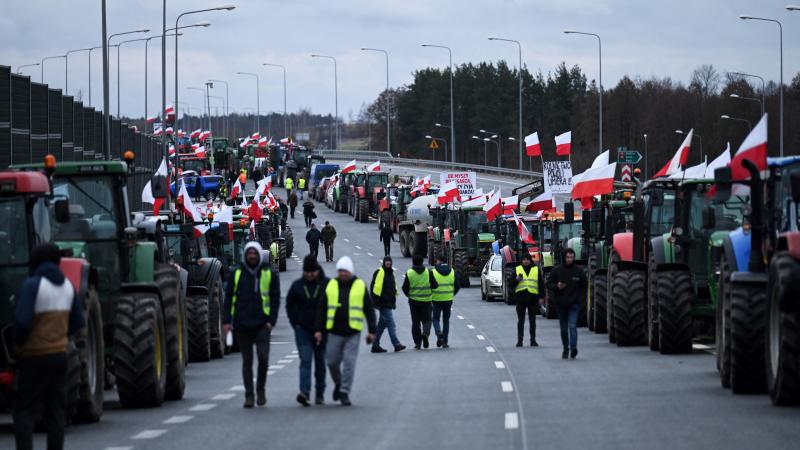 Poolse landbouwers blokkeren al wekenlang de Oekraïense grens om de ‘ongecontroleerde’ import van Oekraïense goederen aan te klagen.