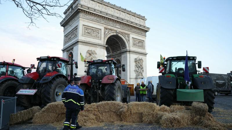 In de Franse hoofdstad Parijs heeft een groep boze boeren op actie gevoerd rond de Arc de Triomphe.