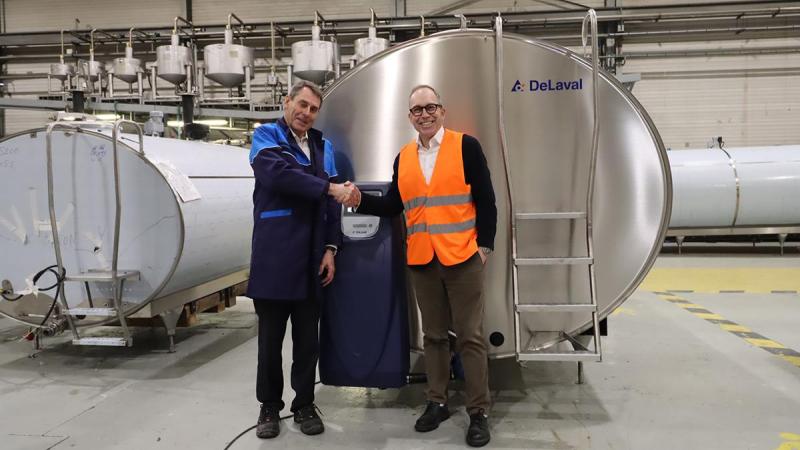 CEO Eric Boittin van Serap (links) en Paul Löfgren, CEO van DeLaval, bezegelen de samenwerking inzake melkkoeltanks van hun bedrijven.