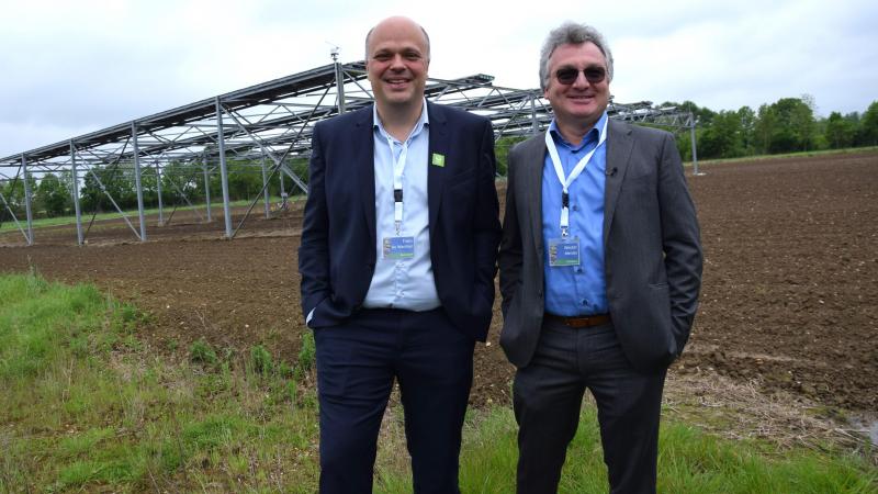 Frans De Wachter van Boerenbond (links) en Wouter Merckx, directeur van Transfarm voor de agrivoltaics pilootinstallatie.