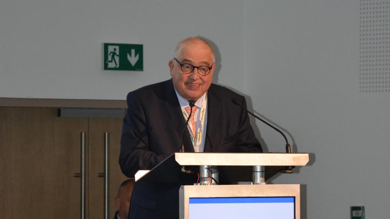 Jean-François Piérard, voorzitter van de organisatie achter de Libramont beurs, roept tijdens zijn openingsspeech op tot dialoog.