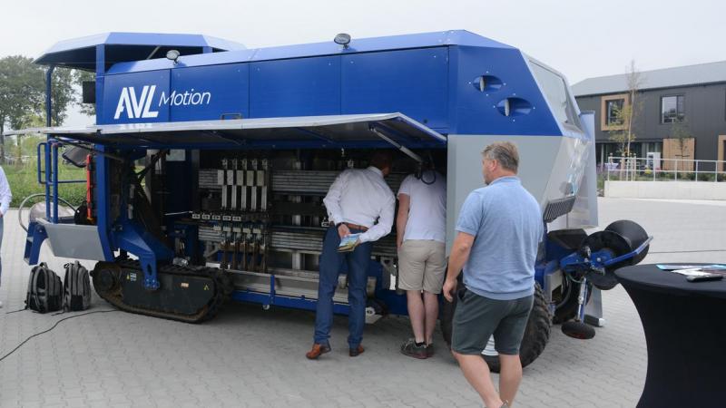 De Compact S9000-oogstrobot van AVL Motion kan tot 9.000 witte asperges per uur oogsten.