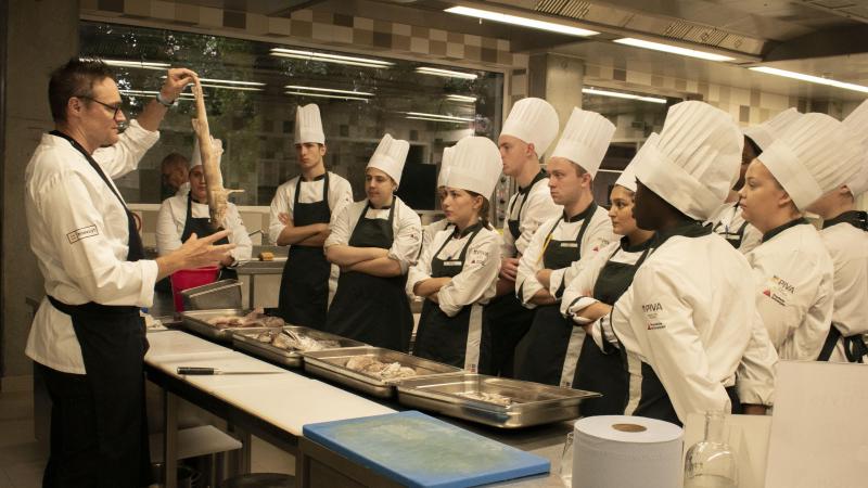 “We geven leerlingen van hotelscholen graag nog wat kennis over vis van bij ons mee”, zegt Nina Denagtergael.