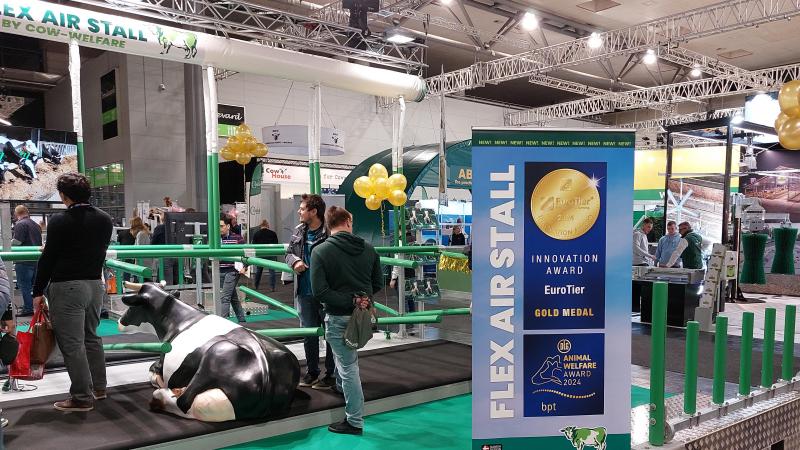 De Flex Air stal brengt frisse lucht in de ligboxen van koeien en kreeg hiervoor een gouden medaille op EuroTier.