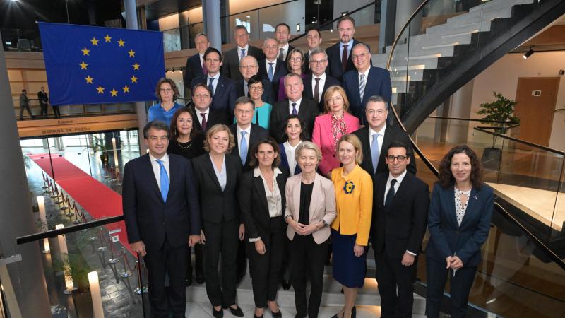Groepsfoto van de gehele nieuwe Europese Commissie.