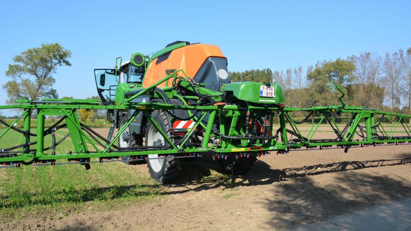 Met de zelfrijdende veldspuit Pantera van Amazone kan je onder meer via een taakkaart plaatsspecifiek spuiten op onkruiden.