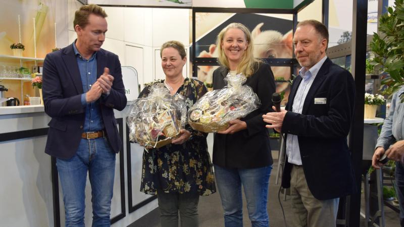 Minister Jo Brouns en Filip Fontaine (rechs) zetten tijdens Agriflanders Carine De Preter en Laurence Claerhout (2de van rechts) in de bloemtjes voor hun geslaagde match.