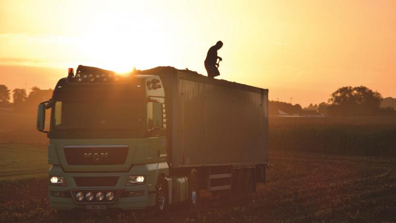De reglementering maakt doorgaans een gedifferentieerd onderscheid tussen verschillende types landbouwvoertuigen, elk met hun eigen specifieke voorschriften.