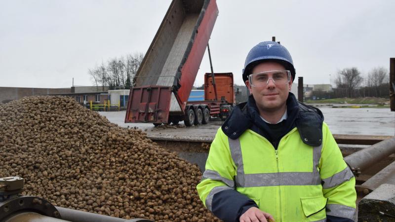 Kristof Vrancken staat als agromanager in voor de logistiek van de suikerbieten en de bijproducten van de suikerfabrieken van de Tiense Suikerraffinaderij.