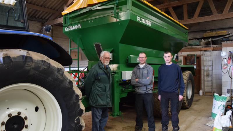 Thibau Lambrecht met grootvader Johan  en nonkel Joz Verhelst voor de  precisiestrooier.