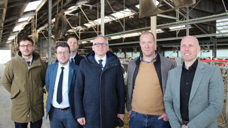 Vlaams minister-president Matthias Diependaele (derde van rechts) bezocht met een reeks lokale N-VA-mandatarissen de boerderij van Dries Maenhout (tweede van rechts).