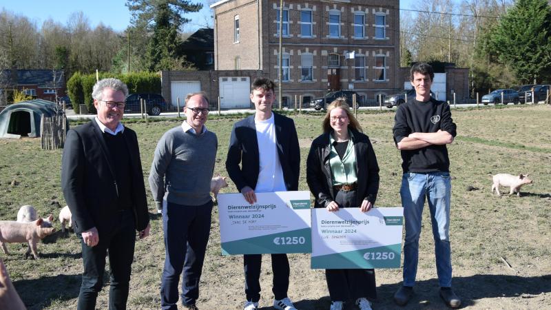 Cloë Dingenen (tweede van rechts) en Jaro De Kort (derde van rechts) ontvingen elk 1.250 euro van Vlaams minister van Dierenwelzijn Ben Weyts (tweede van links) voor hun onderzoek naar dierenwelzijn.