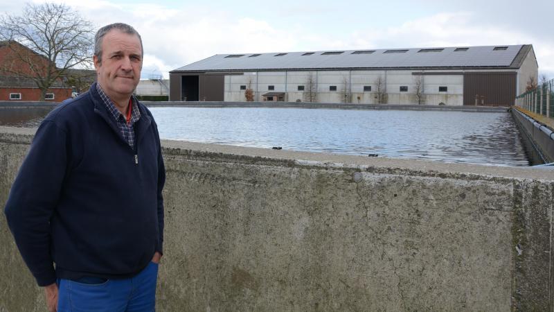 Johan Lavens bij 1 van zijn 3 foliebassins voor regenwateropvang.