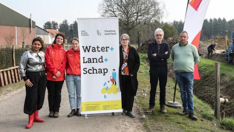 Aanwezig bij de start van de drainagewerken in Ravels: Jinnih Beels, Kathleen Van Dorslaer en Hanne Dernau (dienst Integraal Waterbeleid), An Schellekens (Hooibeekhoeve), Jan De Haes en landbouwer Dirk Van Ginhoven.