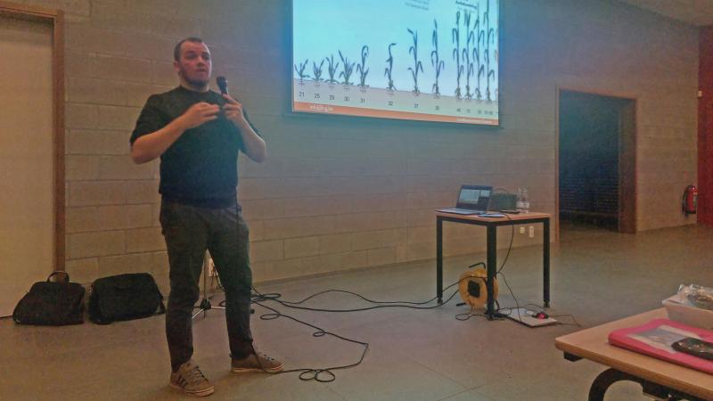 Jonas Claeys (Inagro/LCG) gaf op de graanavond in Kruisem meer duiding bij de teelttechniek.
