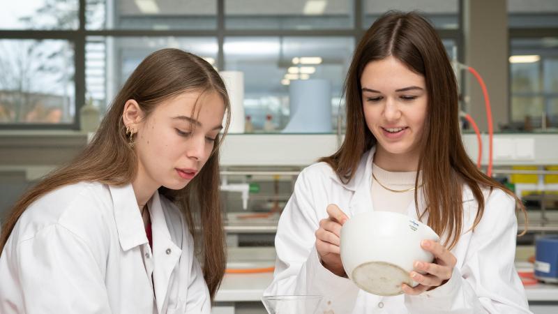 De leerlingen van het Damiaaninstituut in Aarschot voeren onderzoek uit naar landbouw en voeding in het laboratorium van de school.