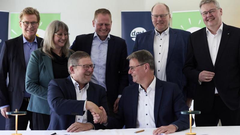 De intentieverklaring voor de fusie tussen Arla en DMK group werd zopas ondertekend door de belangrijkste bestuursleden van beide zuivelcoöperaties.