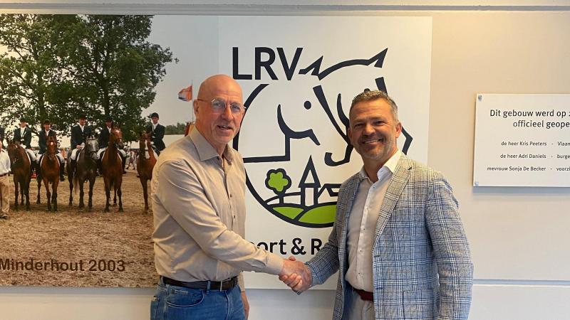 Georges Van Keerberghen geeft het voorzitterschap van LRV door aan Lode Ceyssens.