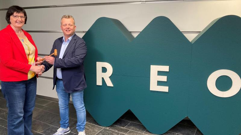 Als zevende voorzitter van REO nam Dirk Declercq (rechts) op 11 april de voorzittershamer over van Rita Demaré (links), die 20 jaar REO-voorzitter was.