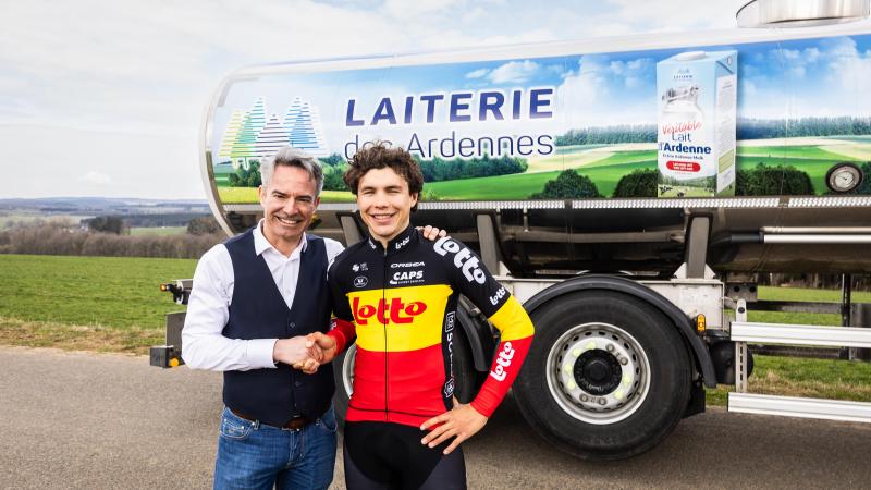 Laiterie des Ardennes, vertegenwoordigd door Louis Ska (links), start een samenwerking met Arnaud de Lie (rechts), de Belgisch kampioen wielrennen op de weg.