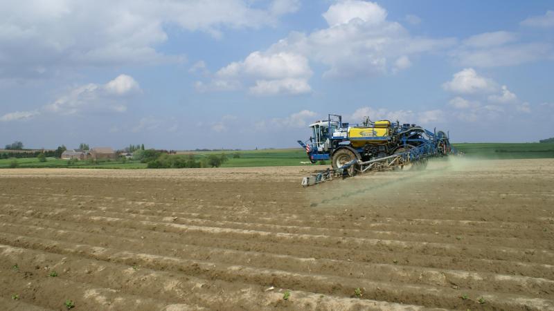 Onkruiden bestrijden in de vooropkomst in de aardappelteelt geeft het meest bevredigende resultaat.