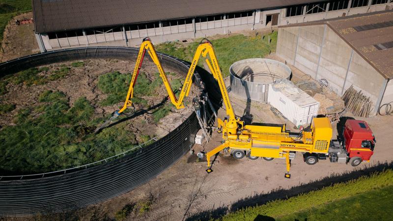 De nieuwste mestmixer, die loonbedrijf Gebroeders Verkooyen samen met De Buf Hydrauliek ontwikkelde, in actie.