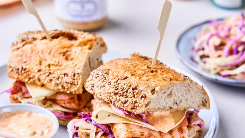 Broodje Breydelspek met koolsla, kaas en pittig sausje 01
