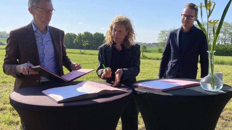 Het samenwerkingsakkoord werd ondertekend door (vanaf links) Joris Relaes, Hilde Eggermont en Jo Brouns.