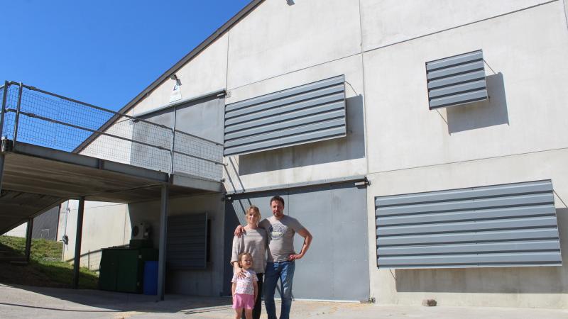 Olivier Lardinois met zijn echtgenote Jennifer en hun dochtertje voor de kippenstal met 2 verdiepingen.