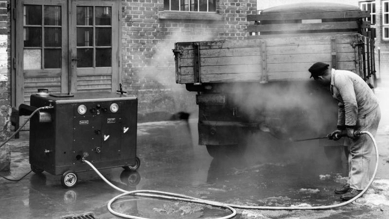 Het allereerste reinigingsapparaat van Kärcher: de eerste Europese KW 350-warmwater-hogedrukreiniger uit 1950.